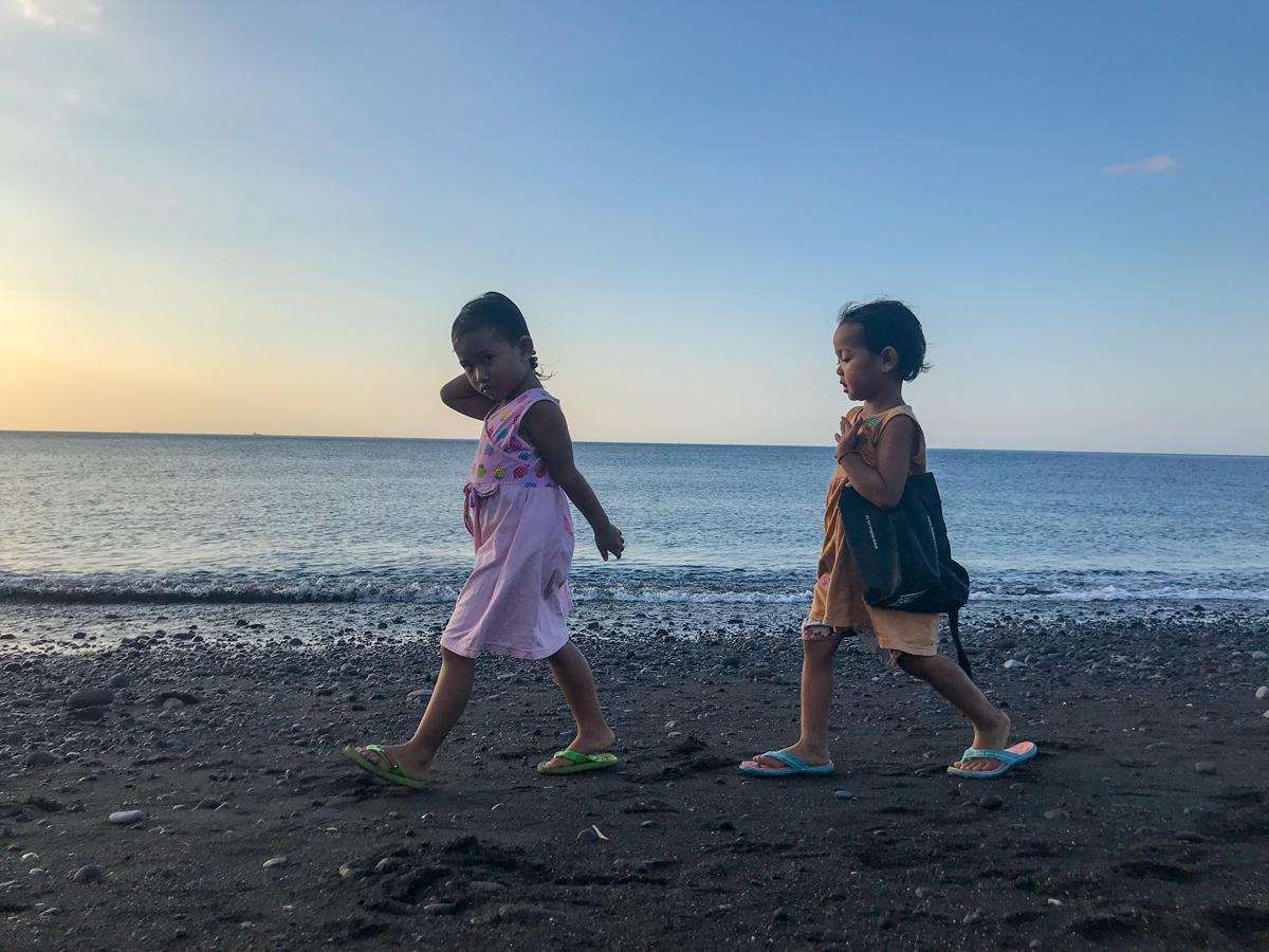 Indonésie Bali Amed plage enfant
