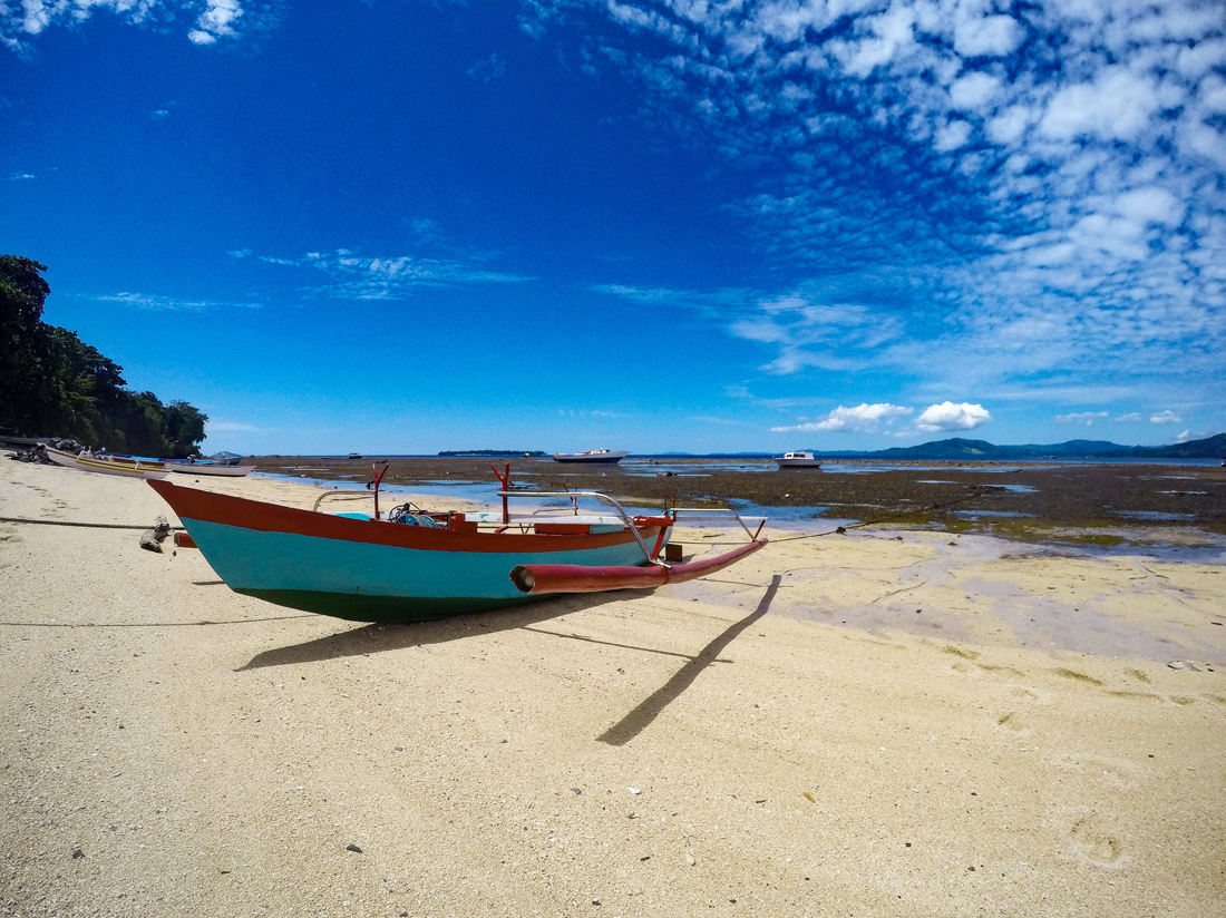 Sulawesi Indonésie Bunaken plage bateau