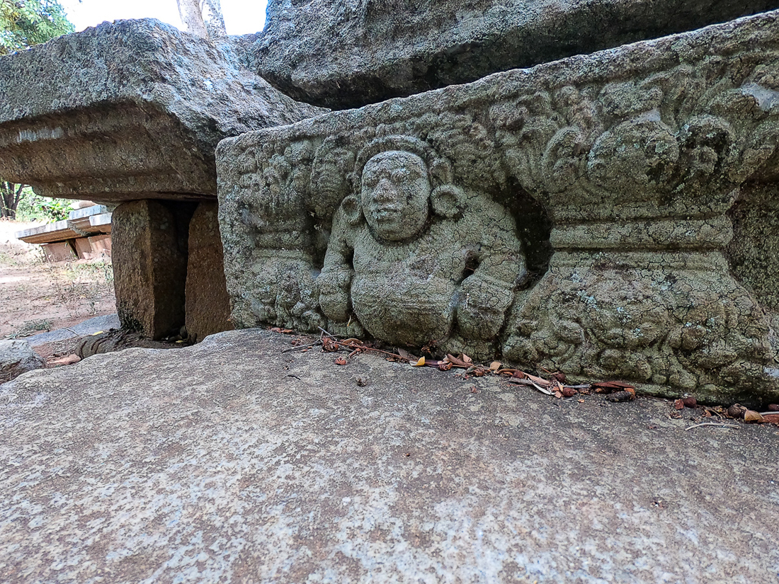 Sri Lanka Anuradhapura Ruines Moonstone marche