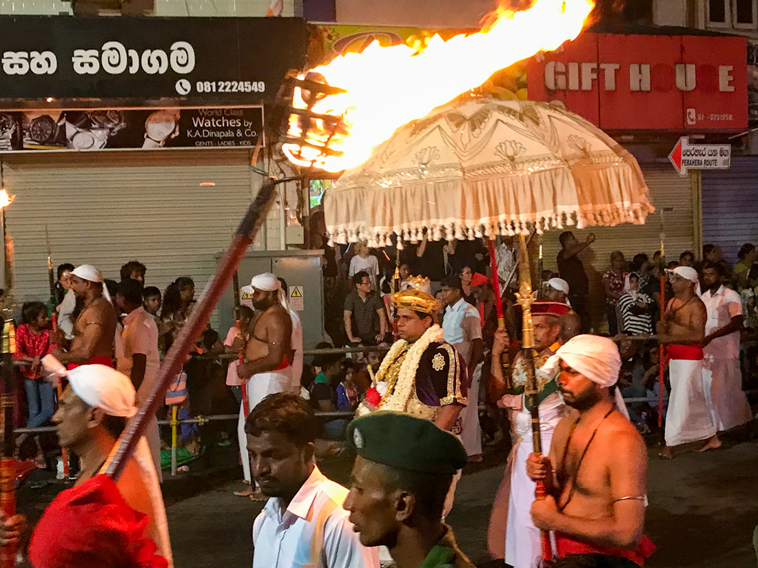 Sri Lanka Kandy Fête Esala Perahera Elephant Cérémonie Feu Danseurs Relique