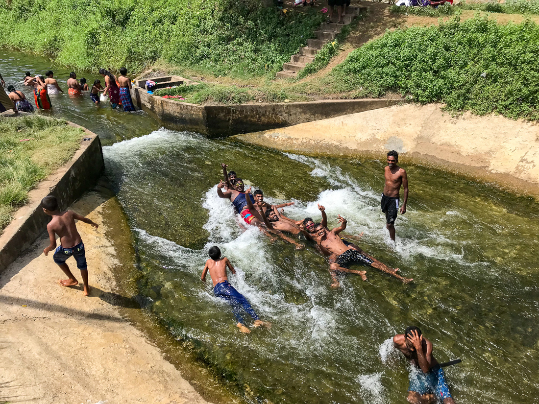Sri Lanka Thissamaharama Canal Hommes Enfants