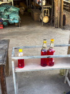 Essence en bouteille au Laos