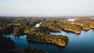 Vue du réservoir à Thalang